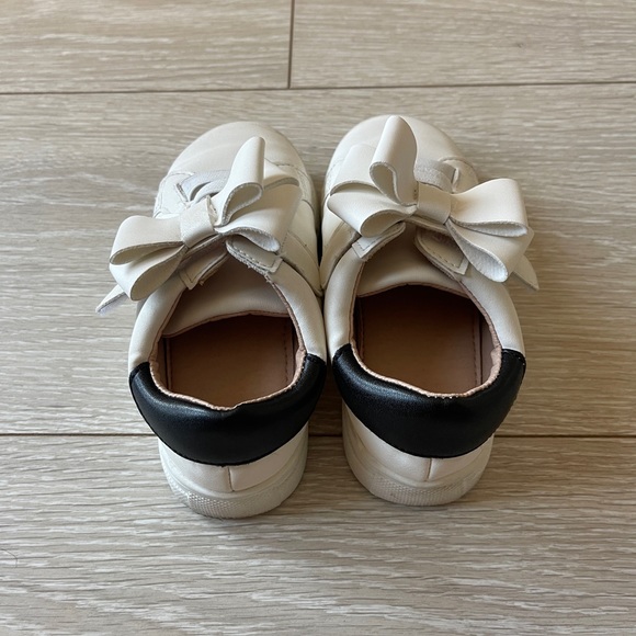 Shein Toddler Bow Hook and Loop Sneakers - Picture 4 of 5